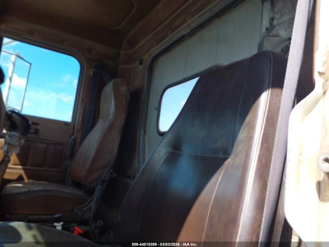 44518399 :رقم المزاد ، 1FUP2CYBXJH331700 vin ، 1988 Freightliner Conventional Fld120 مزاد بيع