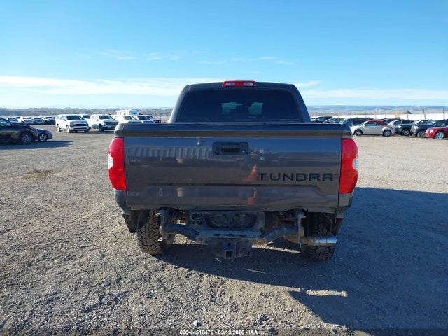 44518476 :رقم المزاد ، 5TFDY5F15JX713458 vin ، 2018 Toyota Tundra Sr5 5.7l V8 مزاد بيع