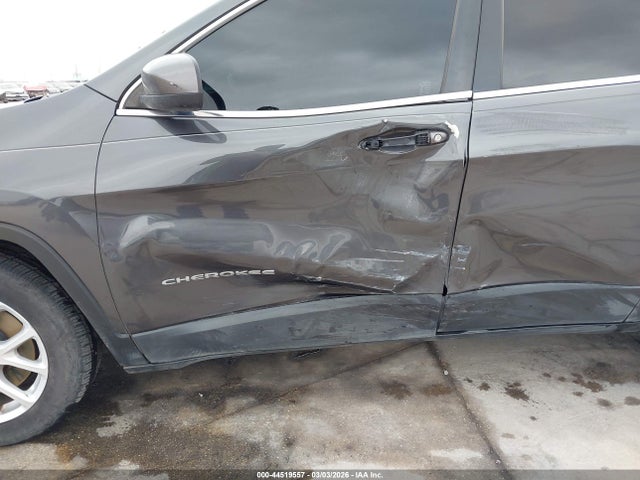 1C4PJLCS3FW601886 Jeep Cherokee Latitude