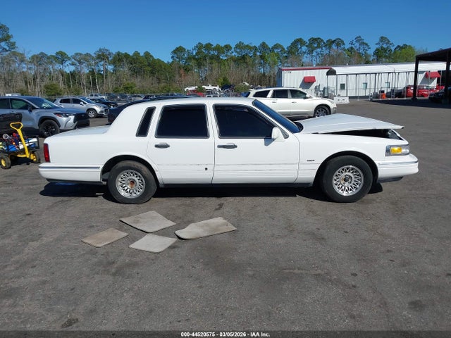 1996 Lincoln Town Car Executive მანქანა იყიდება აუქციონზე, vin: 1LNLM81W7TY726393, აუქციონის ნომერი: 44520575