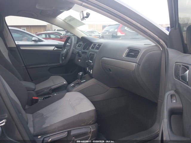44520811 :رقم المزاد ، 3VW2B7AJ3HM272650 vin ، 2017 Volkswagen Jetta 1.4t S مزاد بيع