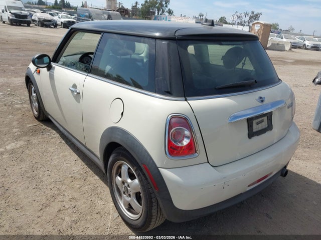 2011 MINI COOPER WMWSU3C5XBT092951 Photo 2