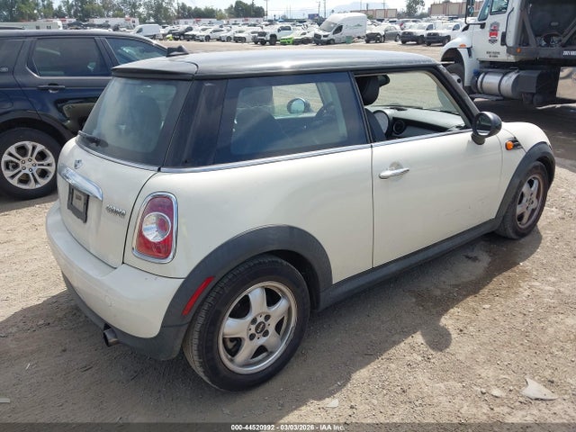 2011 MINI COOPER WMWSU3C5XBT092951 Photo 3