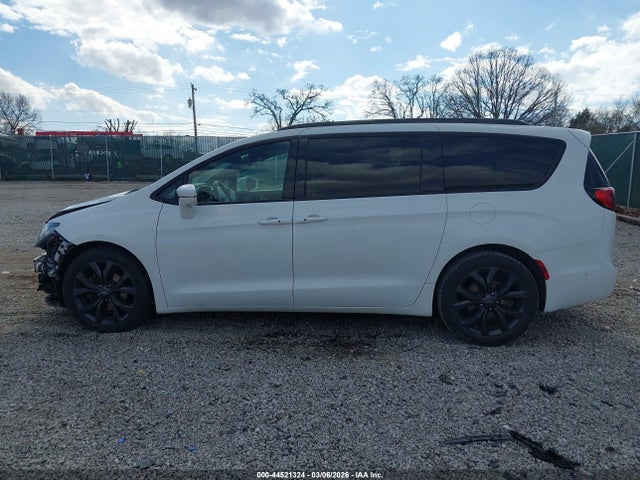 2019 Chrysler Pacifica Limited მანქანა იყიდება აუქციონზე, vin: 2C4RC1GG5KR569393, აუქციონის ნომერი: 44521324