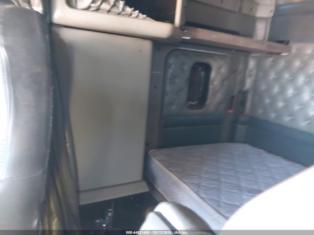 44521465 :رقم المزاد ، 1XKAD69X7YR831888 vin ، 2000 Kenworth Construction T600 مزاد بيع