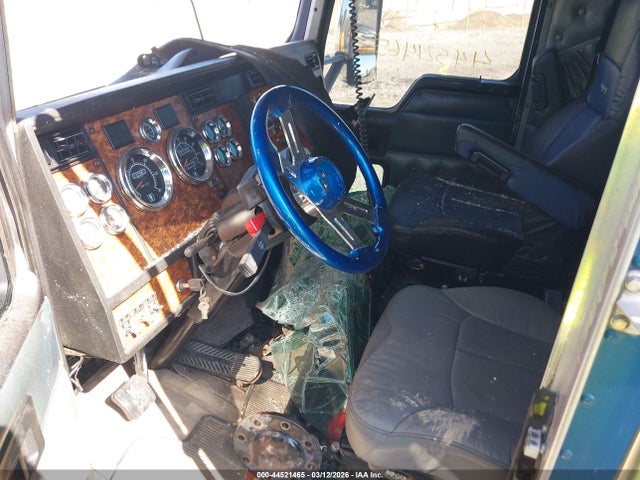 44521465 :رقم المزاد ، 1XKAD69X7YR831888 vin ، 2000 Kenworth Construction T600 مزاد بيع