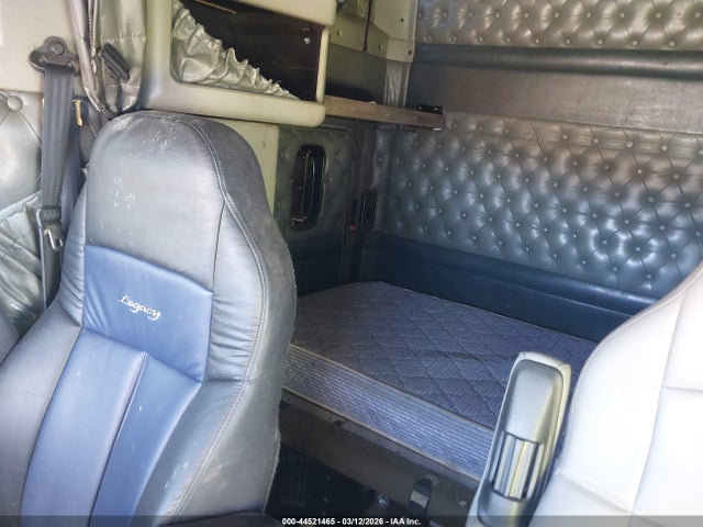 44521465 :رقم المزاد ، 1XKAD69X7YR831888 vin ، 2000 Kenworth Construction T600 مزاد بيع