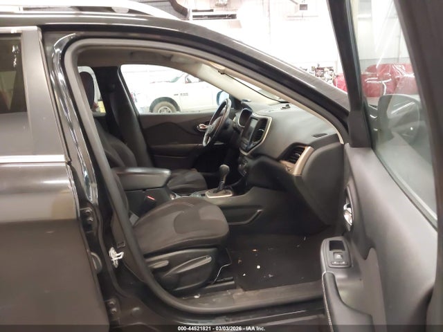 1C4PJLCS8FW553527 Jeep Cherokee Latitude