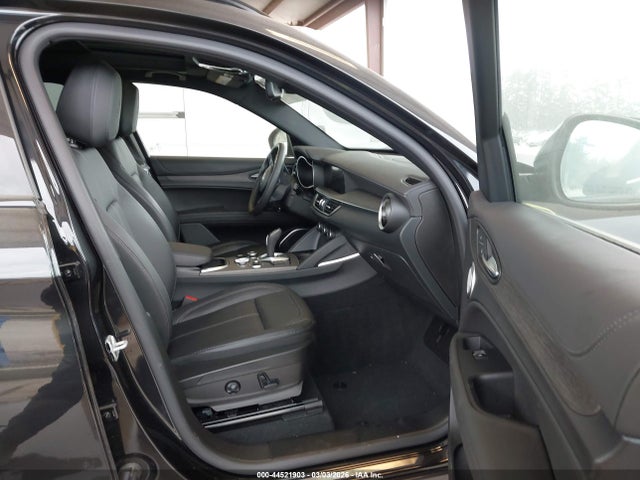 2023 ALFA ROMEO STELVIO ZASPAKBN6P7D63797 Photo 4