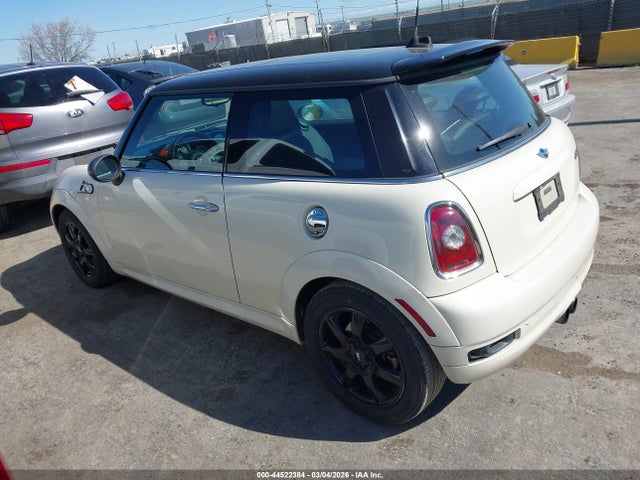 2010 MINI COOPER S WMWMF7C59ATZ70958 Photo 2