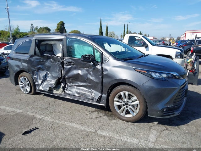 5TDJSKFC1SS188796 Toyota SIENNA XLE