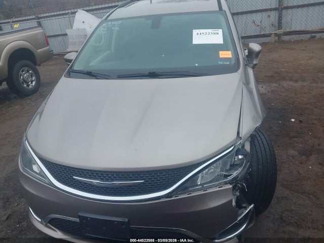 Продажа на аукционе авто 2017 Chrysler Pacifica Touring-l, vin: 2C4RC1BG4HR823336, номер лота: 44522588