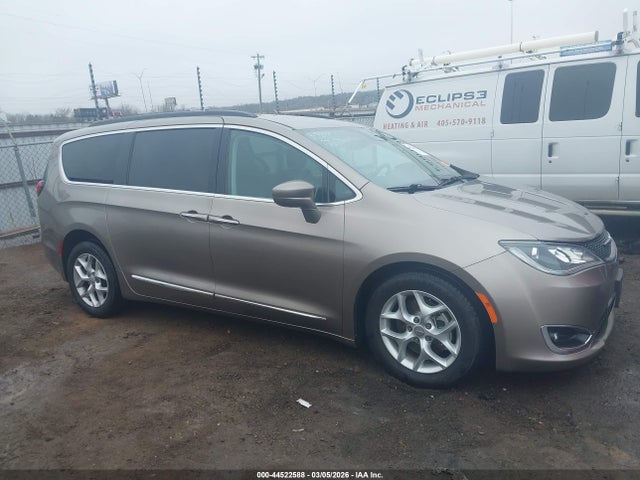 Продажа на аукционе авто 2017 Chrysler Pacifica Touring-l, vin: 2C4RC1BG4HR823336, номер лота: 44522588