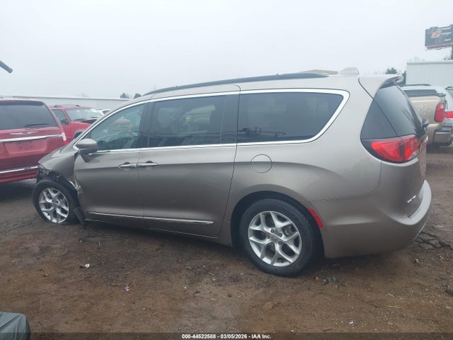 Продажа на аукционе авто 2017 Chrysler Pacifica Touring-l, vin: 2C4RC1BG4HR823336, номер лота: 44522588
