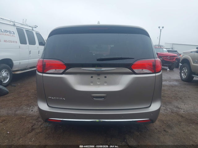 Продажа на аукционе авто 2017 Chrysler Pacifica Touring-l, vin: 2C4RC1BG4HR823336, номер лота: 44522588