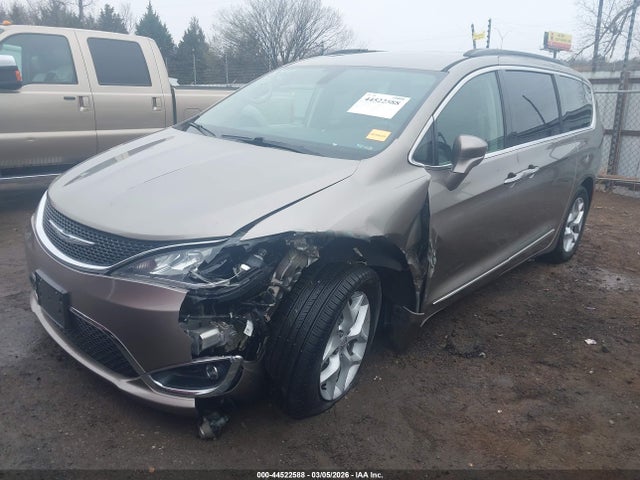 Продажа на аукционе авто 2017 Chrysler Pacifica Touring-l, vin: 2C4RC1BG4HR823336, номер лота: 44522588