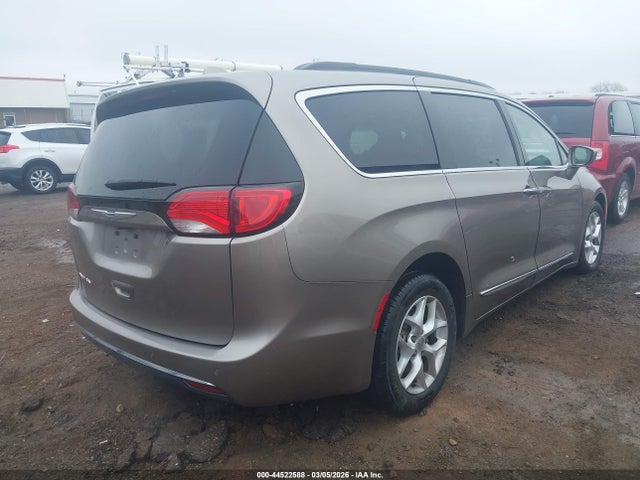 Продажа на аукционе авто 2017 Chrysler Pacifica Touring-l, vin: 2C4RC1BG4HR823336, номер лота: 44522588