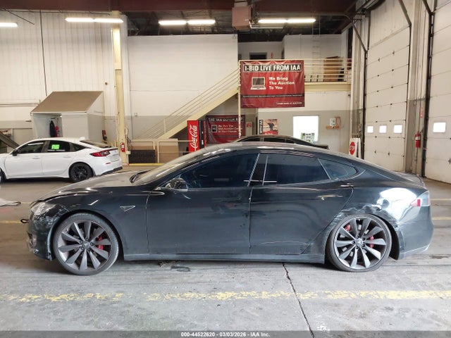 44522620 :رقم المزاد ، 5YJSA1DP0DFP21364 vin ، 2013 Tesla Model S Performance مزاد بيع