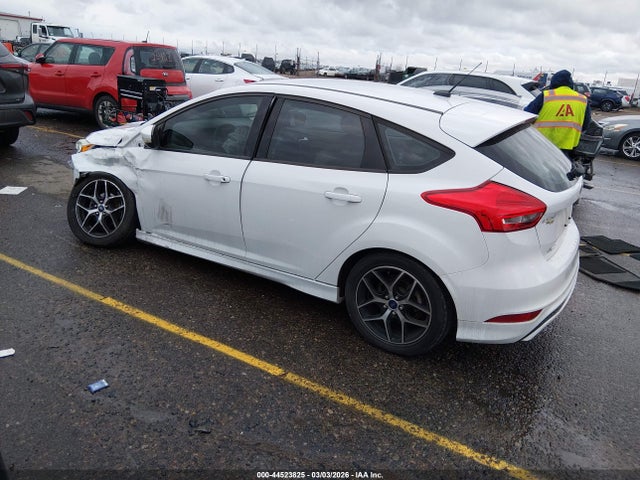 Ford FOCUS SE 2015 1FADP3K28FL334318 Image 3