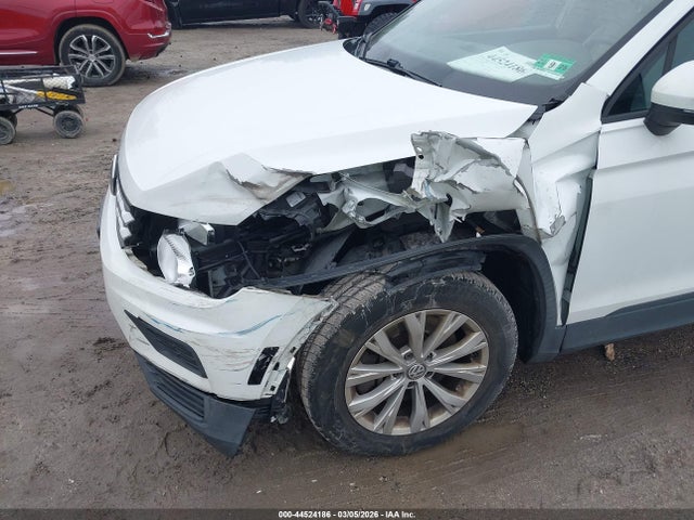 Продаж на аукціоні авто 2018 Volkswagen Tiguan 2.0t S, vin: 3VV1B7AX6JM084697, номер лоту: 44524186