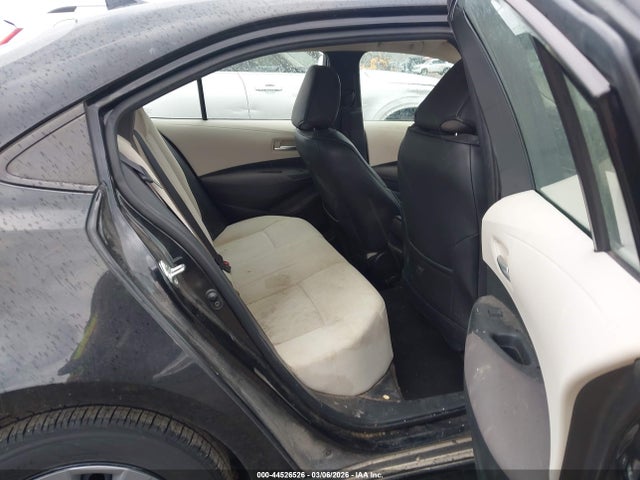 44526526 :رقم المزاد ، 5YFEPMAE3MP235801 vin ، 2021 Toyota Corolla Le مزاد بيع