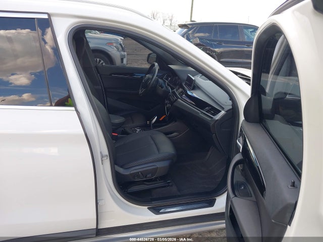 2021 BMW X1 WBXJG7C08M5S27839 Photo 4