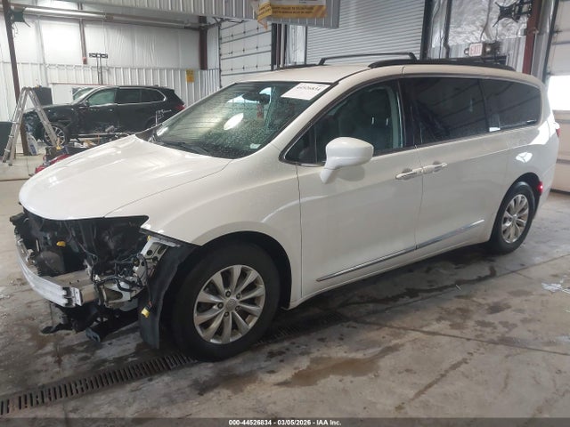 Продажа на аукционе авто 2017 Chrysler Pacifica Touring-l, vin: 2C4RC1BG6HR702307, номер лота: 44526834