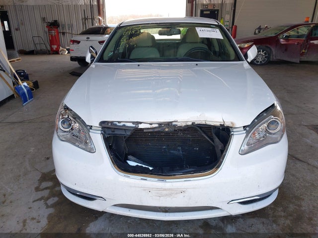44526982 :رقم المزاد ، 1C3CCBAG8EN164932 vin ، 2014 Chrysler 200 Lx مزاد بيع