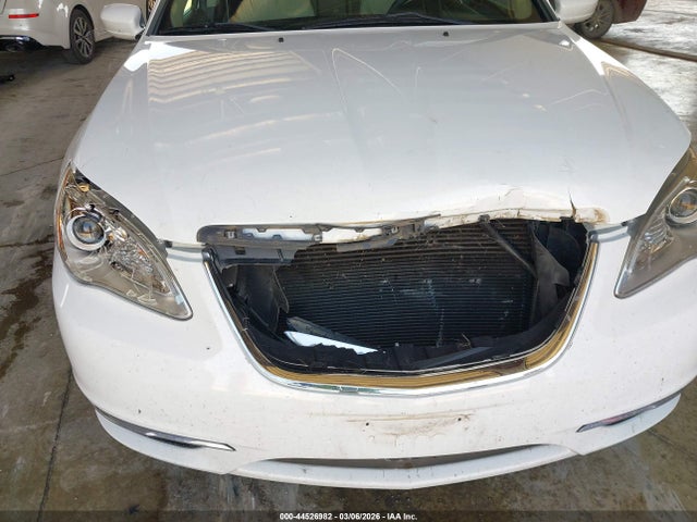 44526982 :رقم المزاد ، 1C3CCBAG8EN164932 vin ، 2014 Chrysler 200 Lx مزاد بيع