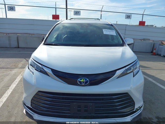 Toyota Sienna Limited 2024 5TDZSKFC3RS113370 Image 12