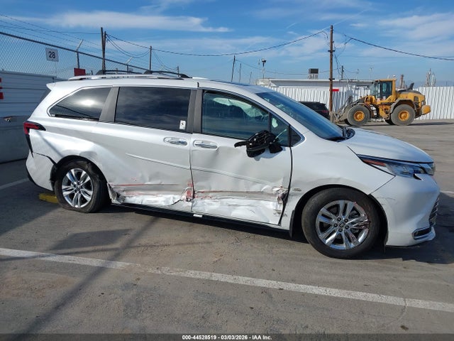 Toyota Sienna Limited 2024 5TDZSKFC3RS113370 Image 13
