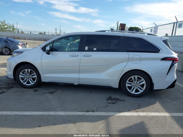 Toyota Sienna Limited 2024 5TDZSKFC3RS113370 Image 14