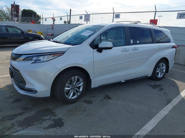 Toyota Sienna Limited 2024 5TDZSKFC3RS113370 Image 2