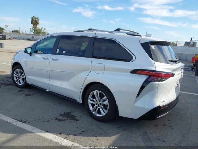 Toyota Sienna Limited 2024 5TDZSKFC3RS113370 Image 3
