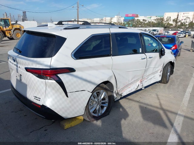 Toyota Sienna Limited 2024 5TDZSKFC3RS113370 Image 4