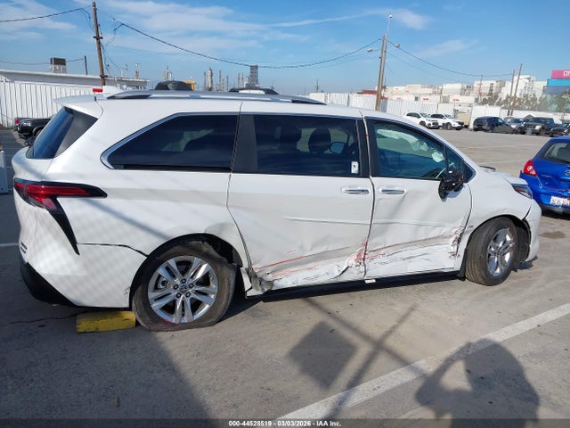 Toyota Sienna Limited 2024 5TDZSKFC3RS113370 Image 6