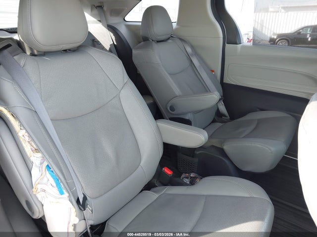 Toyota Sienna Limited 2024 5TDZSKFC3RS113370 Image 8