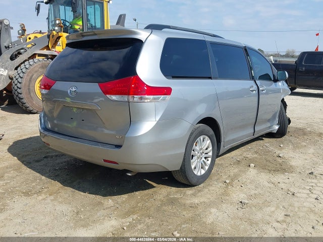 44528864 :رقم المزاد ، 5TDYK3DC2DS324198 vin ، 2013 Toyota Sienna Xle V6 8 Passenger مزاد بيع