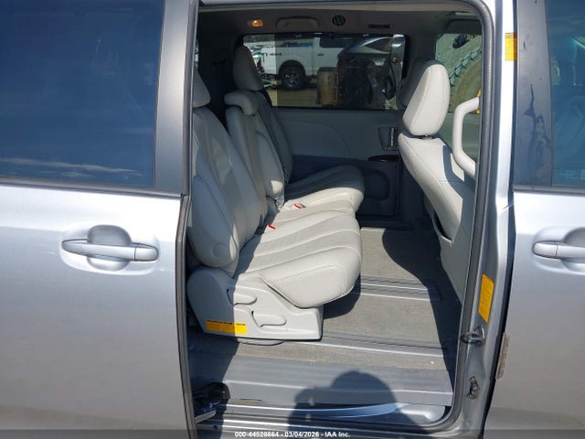 44528864 :رقم المزاد ، 5TDYK3DC2DS324198 vin ، 2013 Toyota Sienna Xle V6 8 Passenger مزاد بيع