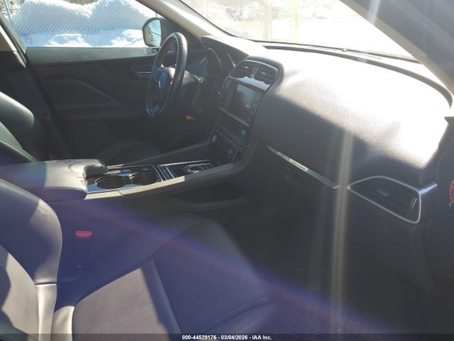 2017 JAGUAR F-PACE SADCJ2BV7HA895415 Photo 4