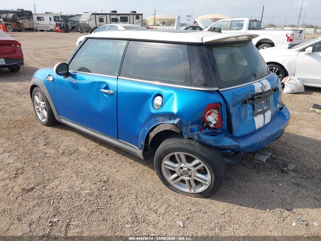 2011 MINI COOPER S WMWSV3C58BTY20666 Photo 2