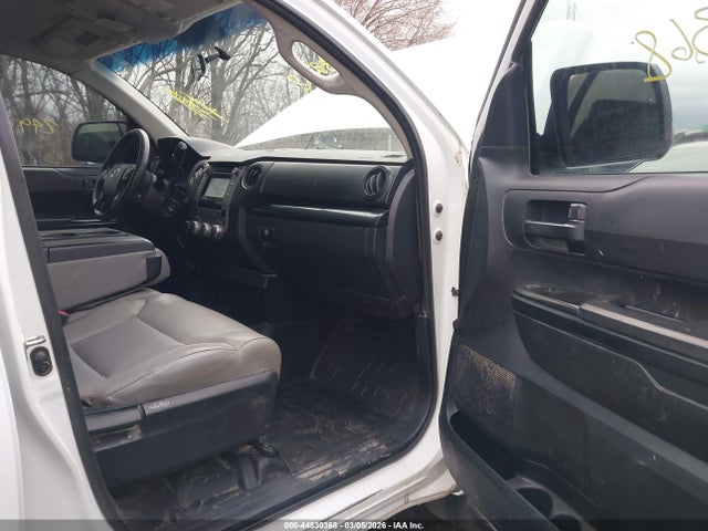 Aukcja sprzedaży 2017 Toyota Tundra Sr 5.7l V8, vin: 5TFUW5F13HX625184, numer aukcji: 44530368