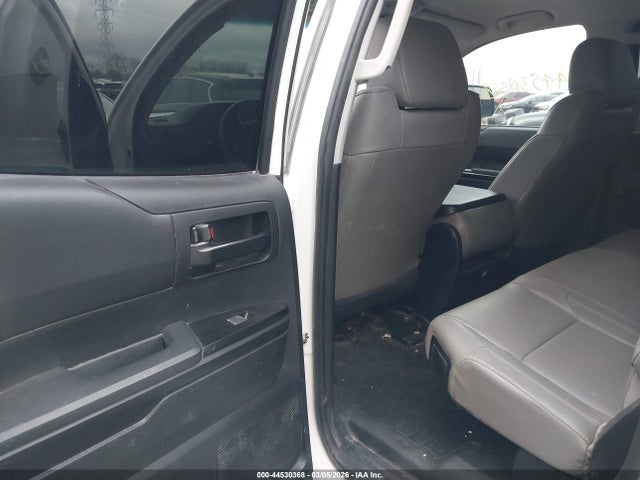 Aukcja sprzedaży 2017 Toyota Tundra Sr 5.7l V8, vin: 5TFUW5F13HX625184, numer aukcji: 44530368