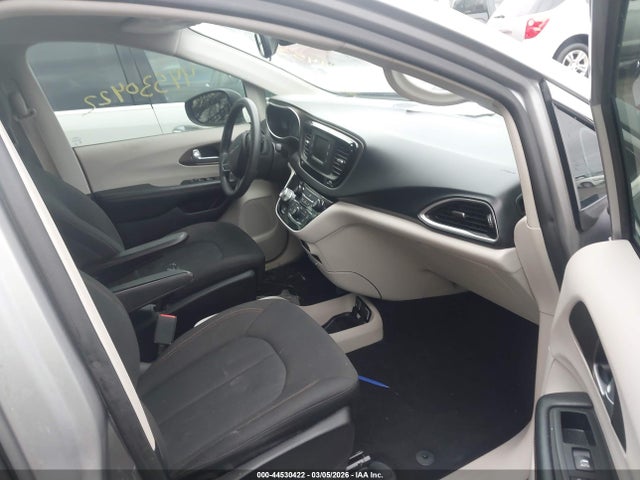 44530422 :رقم المزاد ، 2C4RC1DGXHR516296 vin ، 2017 Chrysler Pacifica Touring مزاد بيع