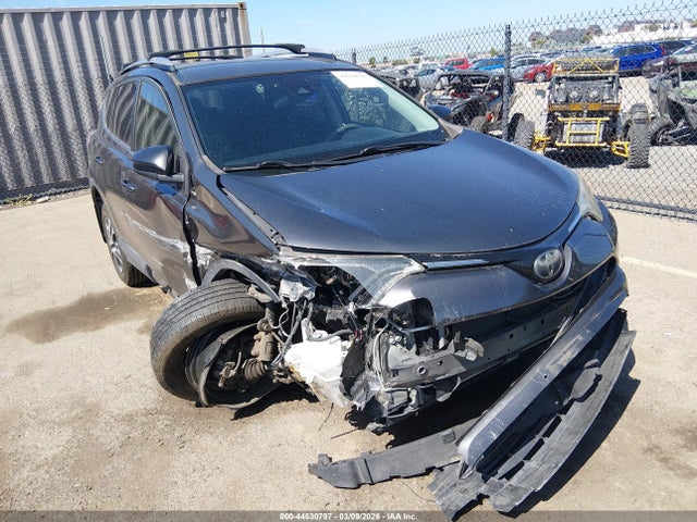 JTMZFREV8JJ753429 Toyota RAV4 LE