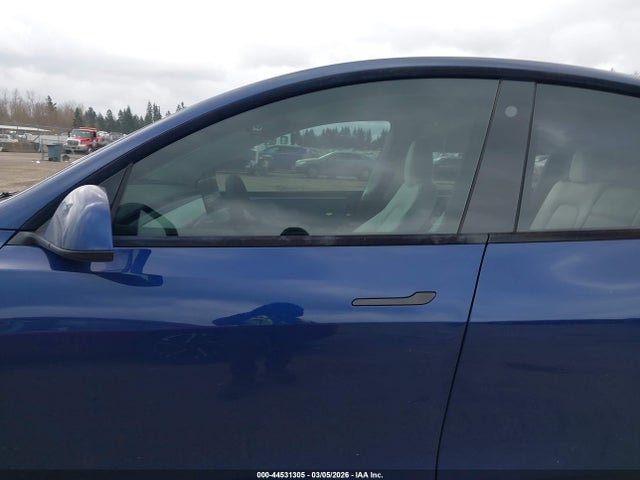 2023 Tesla Model Y Awd/long Range Dual Motor All-wheel Drive მანქანა იყიდება აუქციონზე, vin: 7SAYGAEE7PF756271, აუქციონის ნომერი: 44531305