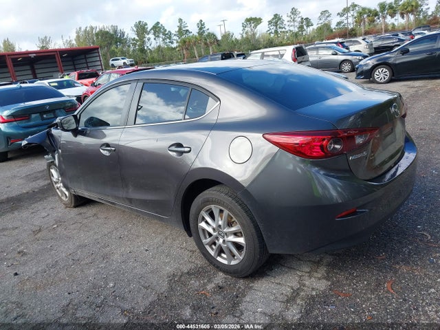2018 MAZDA MAZDA3 3MZBN1U73JM196924 Photo 2