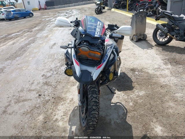 44532091 :رقم المزاد ، WB10M1309R6J84125 vin ، 2024 Bmw R 1250 Gs Adventure مزاد بيع