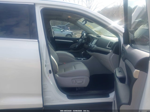 5TDKZRFH6KS574702 Toyota Highlander Xle