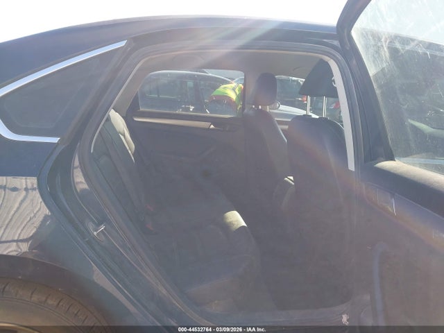 1VWAT7A3XFC095362 Volkswagen Passat 1.8t Limited Edition